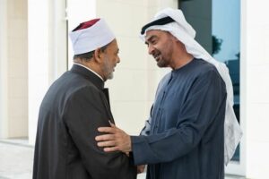 رئيس الإمارات.. يُجري اتصالًا هاتفيًّا بــشيخ الأزهر للاطمئنان على صحته ويهنئه بعيد الفطر المبارك