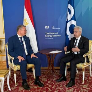 وزير البترول يبحث مع رئيس الوزراء البريطانى التعاون بمجال الطاقة المتجددة
