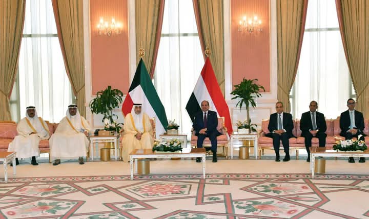 الرئيس عبد الفتاح السيسي..يستقبل الشيخ فهد يوسف سعود الصباح بمقر إقامته بمدينة الكويت