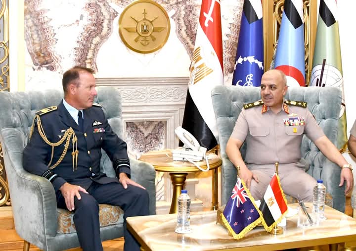 الفريق أحمد خليفة رئيس أركان حرب القوات المسلحة يلتقي قائد قوة دفاع نيوزيلندا