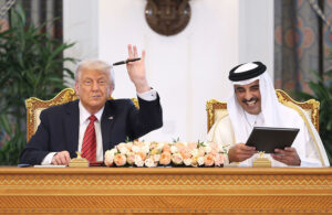 أمير دولة قطر والرئيس الأمريكي يشهدان توقيع عدة اتفاقيات