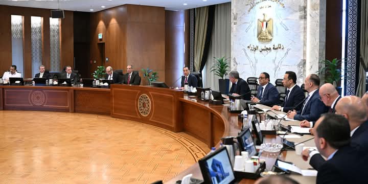 رئيس الوزراء.. يتابع خطوات تيسير إجراءات دخول السائحين بالمطارات والمنافذ المختلفة