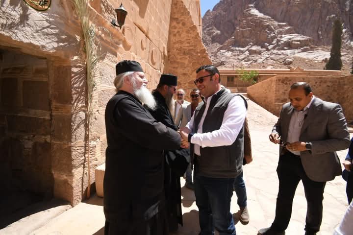 وزير الإسكان يزور "دير سانت كاترين" بمنطقة وادي الدير