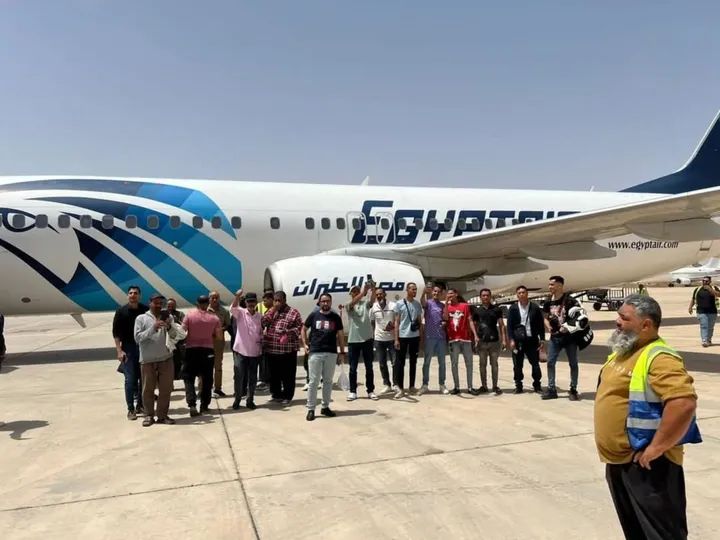 مصر تعيد 71 مواطناً مصرياً من ليبيا تنفيذاً لتوجيهات الرئيس عبد الفتاح السيسي