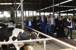 وزير الزراعة يتفقد المزارع والمشروعات الإنتاجية بدير مارمينا بالإسكندرية