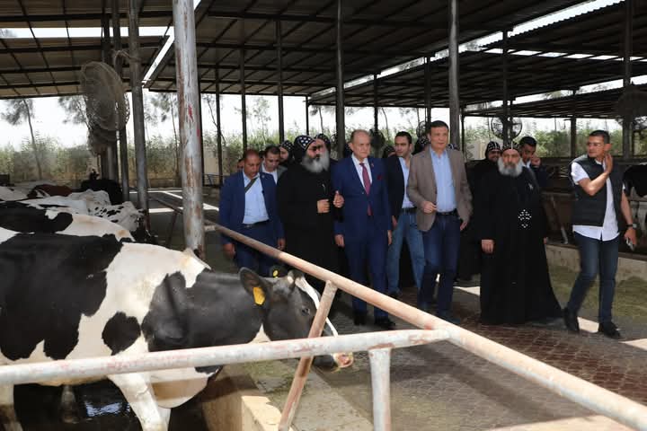 وزير الزراعة يتفقد المزارع والمشروعات الإنتاجية بدير مارمينا بالإسكندرية