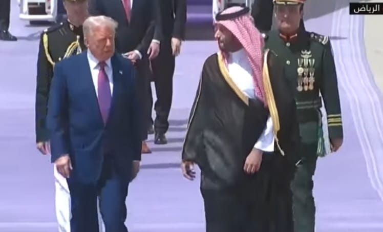ولي العهد السعودي والرئيس الأمريكي يوقعان وثيقة الشراكة الاقتصادية الاستراتيجية بين البلدين