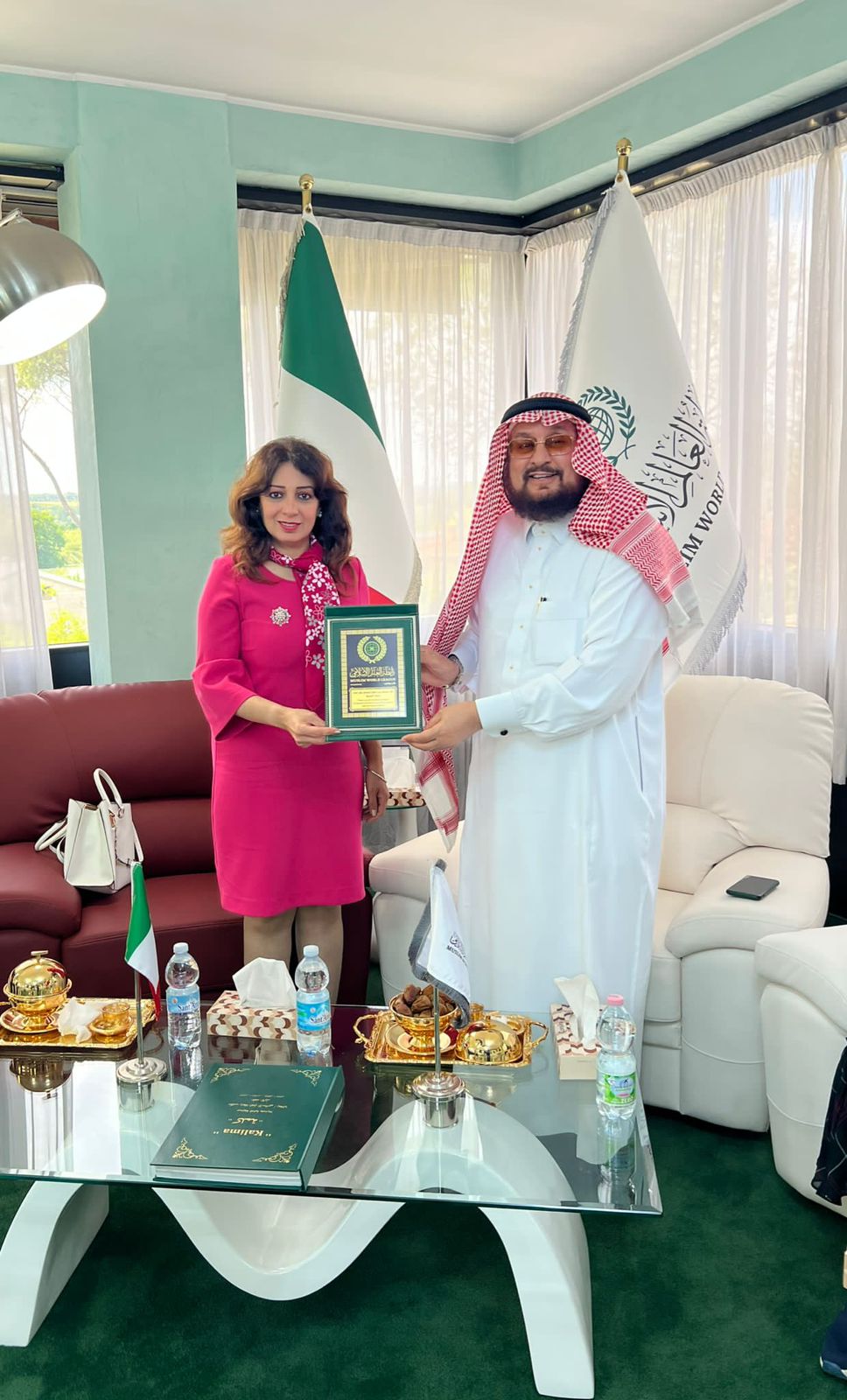 رابطة العالم الإسلامي تكرم رانيا يحيى مديرة أكاديمية الفنون بروما