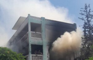 مصاب فلسطيني اشتعال النيران بجسده إثر قصف إسرائيلي استهدف مدرسة تؤوي نازحين شمال غزة