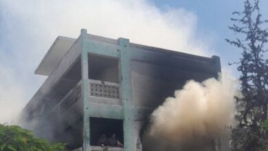 مصاب فلسطيني اشتعال النيران بجسده إثر قصف إسرائيلي استهدف مدرسة تؤوي نازحين شمال غزة