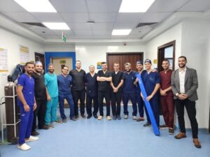 نجاح تدخل جراحي مزدوج يجمع بين جراحة القلب المفتوح وتركيب دعامات مغطاة بالشريان الأورطي النازل