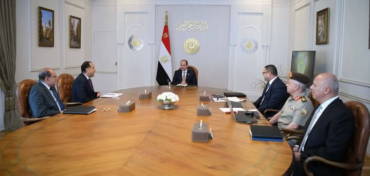 الرئيس السيسي يجتمع برئيس الوزراء وعدد من الوزراء والمسؤولين