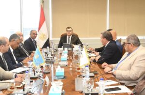 وزير الإسكان يتابع موقف محطات تحلية مياه البحر بالساحل الشمالي 