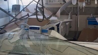 آثار الدمار الذي خلّفه قصف إسرائيلي على مستشفى الفارابي في مدينة كرمانشاه غرب إيران