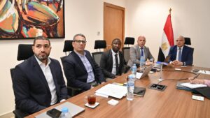 وزير الري يلتقى فريق بحثي من الجامعة الأمريكية لمناقشة التعاون المشترك
