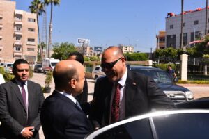 وزير العمل يلتقى محافظ كفر الشيخ لبحث تفعيل سُـبل التعاون
