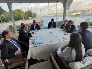 وزير الخارجية والهجرة يلتقي بمجموعة من رجال الأعمال الأتراك 

­­­­­­