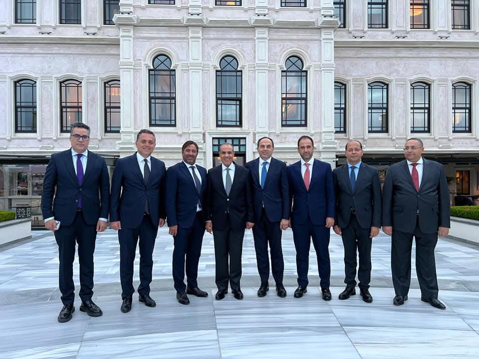 وزير الخارجية والهجرة يلتقي بمجموعة من رجال الأعمال الأتراك 