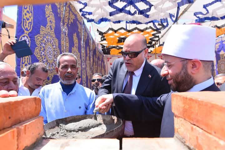 وزيرا الأوقاف والعمل يضعان حجر الأساس لبناء مسجد برأس غارب