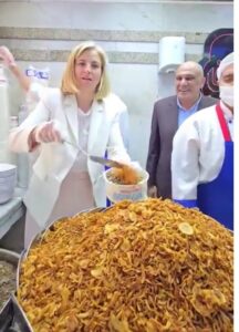 وزيرة خارجية النمسا تتناول كشري من محل أبو طارق والحلو رز بلبن