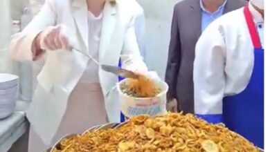 وزيرة خارجية النمسا تتناول كشري من محل أبو طارق والحلو رز بلبن