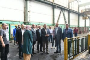 وزير الإنتاج الحربي يتابع العملية الإنتاجية خلال في مصنع 99 الحربي