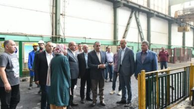 وزير الإنتاج الحربي يتابع العملية الإنتاجية خلال  في مصنع 99 الحربي