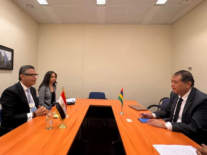 وزير التموين يبحث مع وزير التجارة في موريشيوس فرص التعاون لتوريد السلع الأساسية