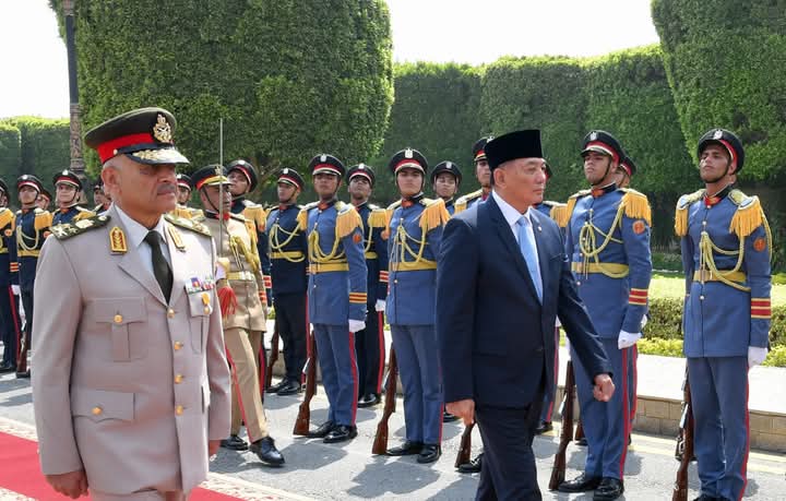 الفريق أول عبدالمجيد صقر القائد العام للقوات المسلحة يلتقي وزير الدفاع الإندونيسى