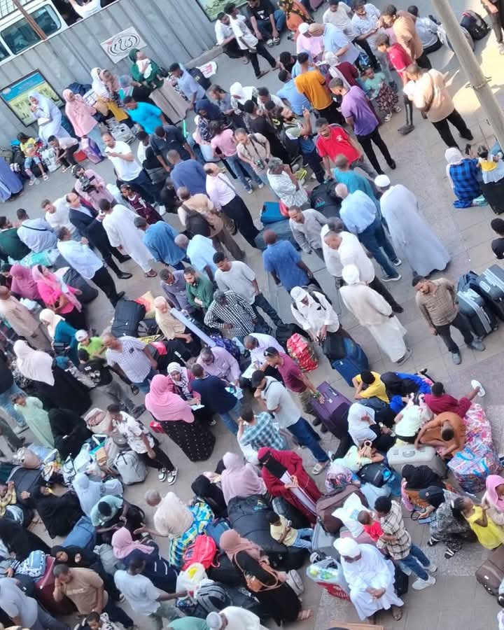 توافد السودانيين على محطة مصر لاستقلال القطار المتجه إلى أسوان ومنه إلى وطنهم