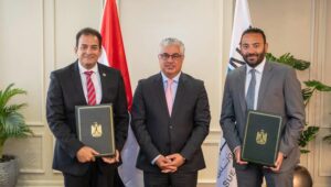 رئيس اقتصادية قناة السويس يشهد توقيع عقد مشروع شركة “CWA”