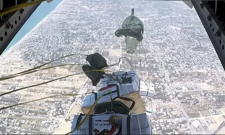 مصر تعلن إسقاط أطنان من المساعدات جواً على قطاع غزة