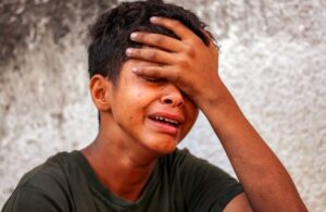 مع تزاحم الحقائق والأكاذيب واختفاء المعاناة خلف صخب الشعارات الفارغة تبقى غزة شاهدا على وجع لا ينتهي