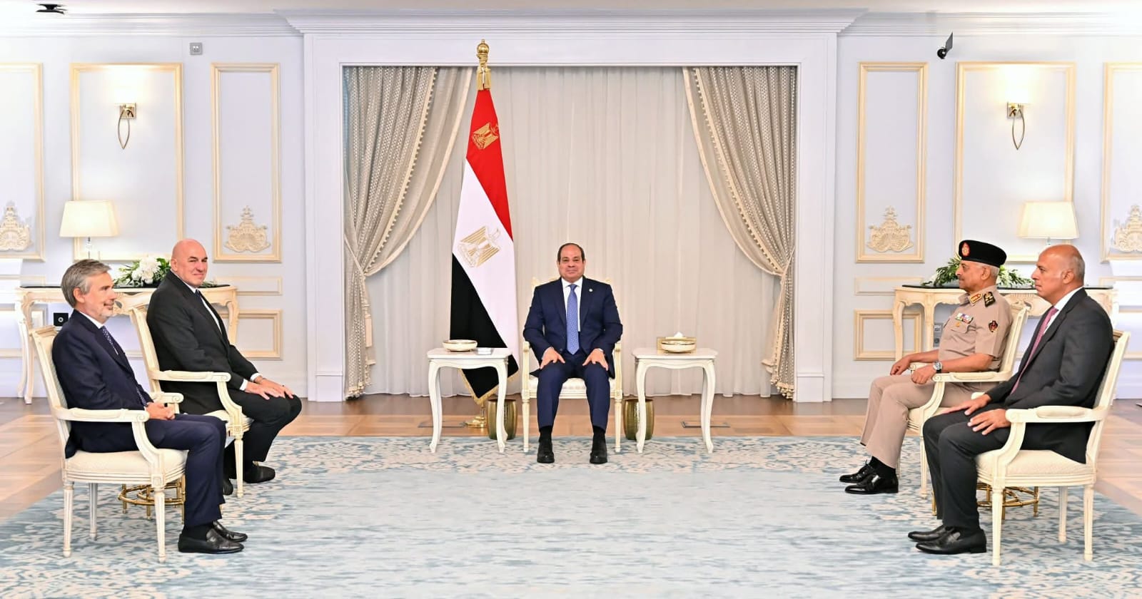 الرئيس السيسي يستقبل وزير الدفاع الإيطالي بحضور الفريق عبدالمجيد صقر