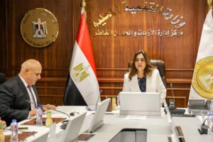 وزيرة التنمية المحلية تتابع سير الانتخابات مع المحافظين من مركز السيطرة.. صور