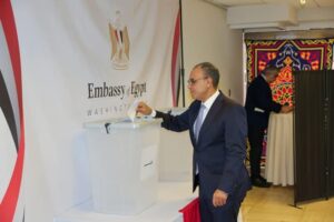 وزير الخارجية يُدلي بصوته في انتخابات مجلس الشيوخ من مقر السفارة المصرية بواشنطن