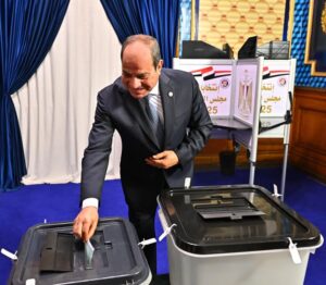 الرئيس عبد الفتاح السيسي يدلي بصوته في انتخابات مجلس الشيوخ