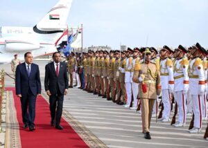 رئيس الوزراء يستقبل نظيره السوداني بمطار القاهرة الدولي