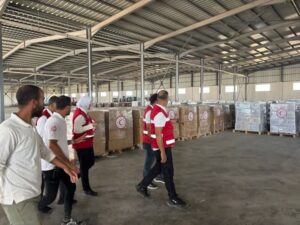 المديرة التنفيذية للهلال الأحمر المصري تتفقد العمل بالمراكز اللوجستية للجمعية بالعريش