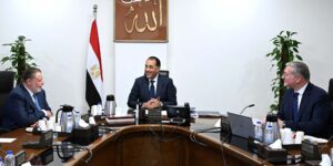 رئيس الوزراء يتابع جهود توفير المنتجات البترولية وموقف سداد مستحقات الشركاء الأجانب


