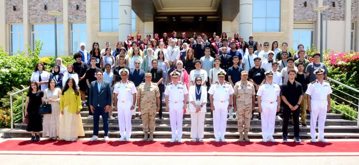 الخارجية والقوات المسلحة تنظمان زيارة لعدد من شباب المصريين بالخارج لقيادتى القوات البحرية وقوات الصاعقة