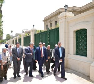 رئيس جامعة القاهرة يتفقد أعمال الترميم والصيانة لسور الحرم الجامعي والبوابات




