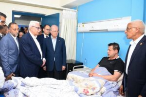 وزير الخارجية يرافق رئيس الوزراء الفلسطيني لزيارة الجرحى الفلسطينيين بمستشفى العريش العام