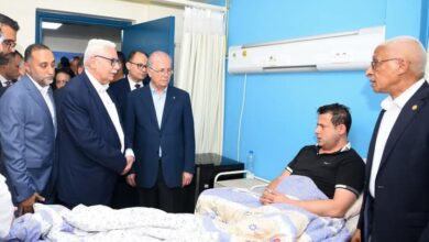 وزير الخارجية يرافق رئيس الوزراء الفلسطيني لزيارة الجرحى الفلسطينيين بمستشفى العريش العام