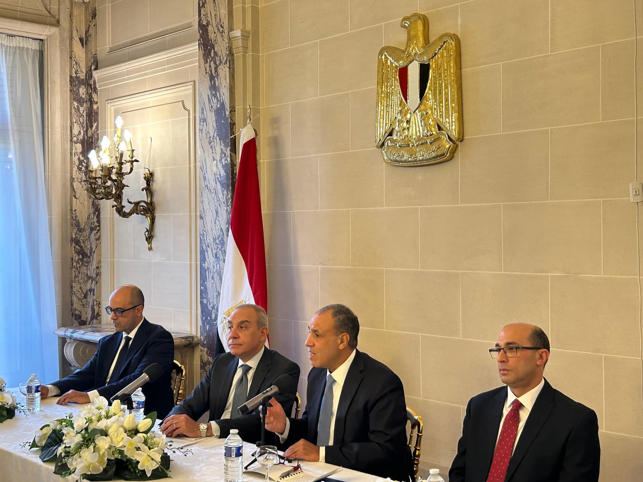 وزير الخارجية يناقش سبل تلبية احتياجات ومقترحات الجالية المصرية بفرنسا