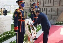 الرئيس السيسي يضع إكليل من الزهور على قبر الزعيمين الراحلين عبدالناصر والسادات