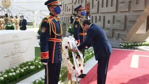 الرئيس السيسي يضع إكليل من الزهور على قبر الزعيمين الراحلين عبدالناصر والسادات