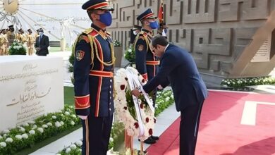 الرئيس السيسي يضع إكليل من الزهور على قبر الزعيمين الراحلين عبدالناصر والسادات