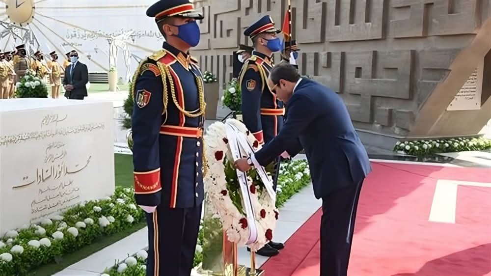 الرئيس السيسي يضع إكليل من الزهور على قبر الزعيمين الراحلين عبدالناصر والسادات
