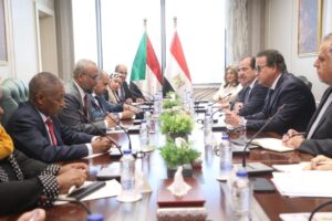  ووزير الصحة يبحث مع نظيره السوداني تعزيز التعاون الصحي ودعم الشعب السوداني
